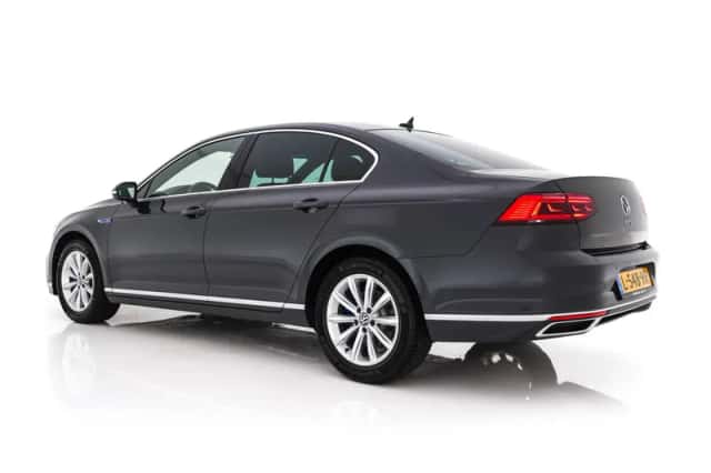 Volkswagen Passat (2021) thumbnail 5