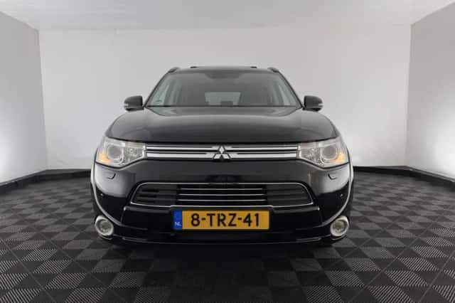 Mitsubishi Outlander (2014) thumbnail 3