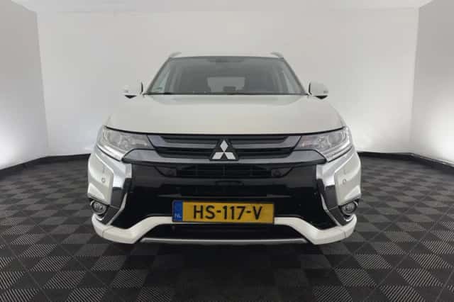 Mitsubishi Outlander (2015) thumbnail 3