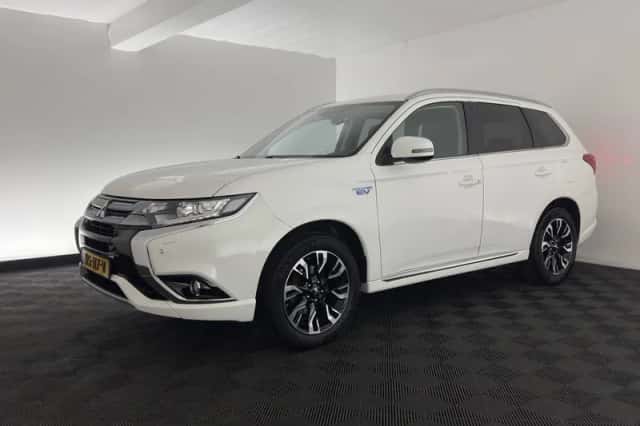 Mitsubishi Outlander (2015) thumbnail 4