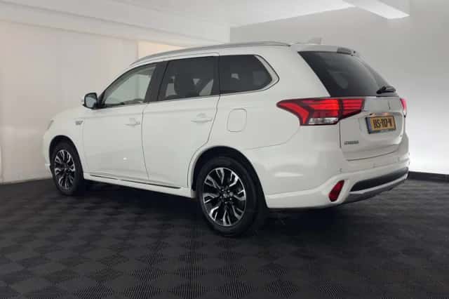 Mitsubishi Outlander (2015) thumbnail 5