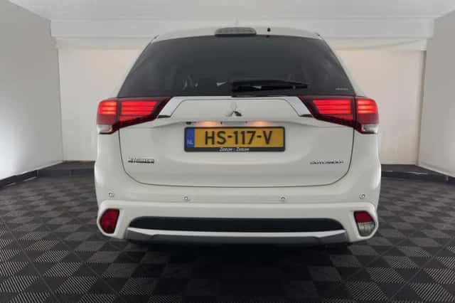 Mitsubishi Outlander (2015) thumbnail 6