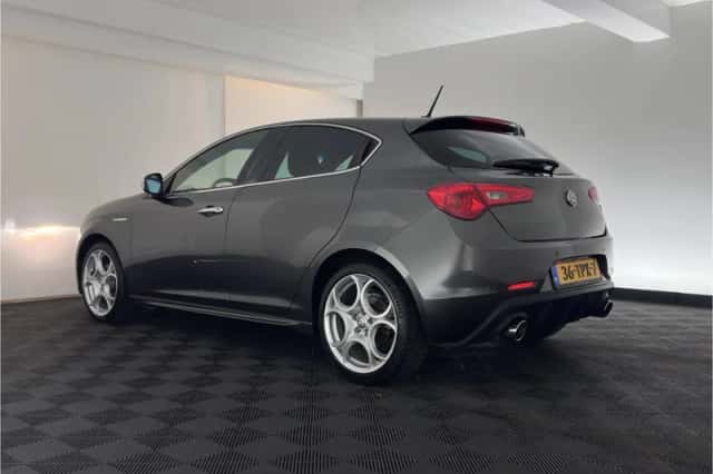 Alfa Romeo Giulietta (2012) thumbnail 5