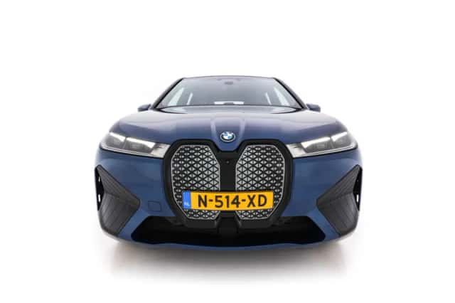 BMW iX (2021) thumbnail 3