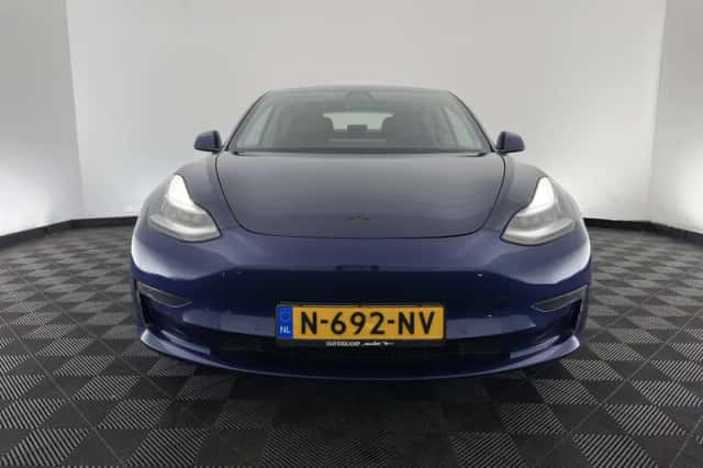 Tesla Model 3 (2020) thumbnail 3
