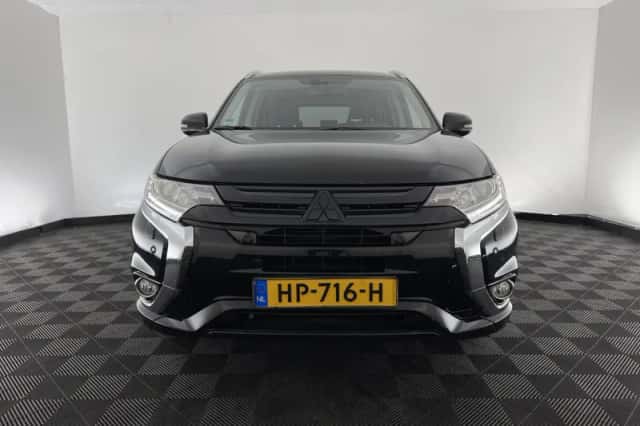 Mitsubishi Outlander (2015) thumbnail 3