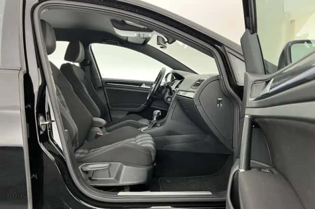 Volkswagen Golf (2015) thumbnail 11