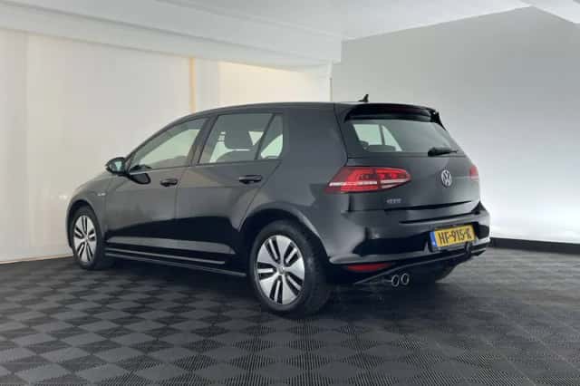 Volkswagen Golf (2015) thumbnail 5