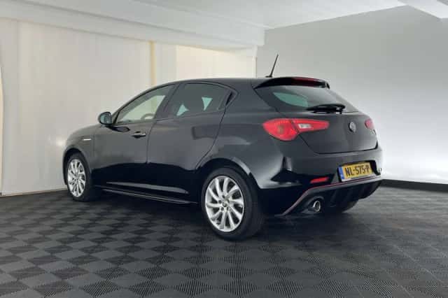 Alfa Romeo Giulietta (2017) thumbnail 5