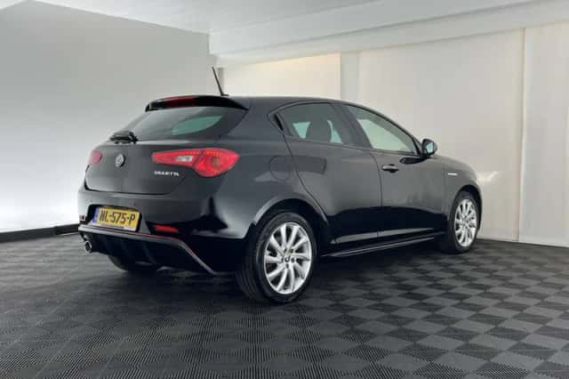 Alfa Romeo Giulietta (2017) thumbnail 7
