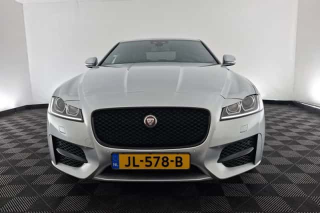 Jaguar XF (2016) thumbnail 2