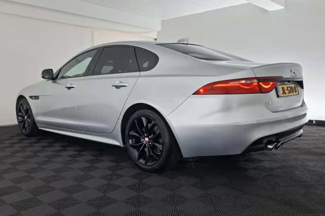 Jaguar XF (2016) thumbnail 4