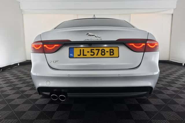 Jaguar XF (2016) thumbnail 5