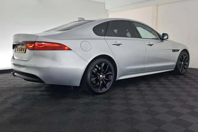 Jaguar XF (2016) thumbnail 6