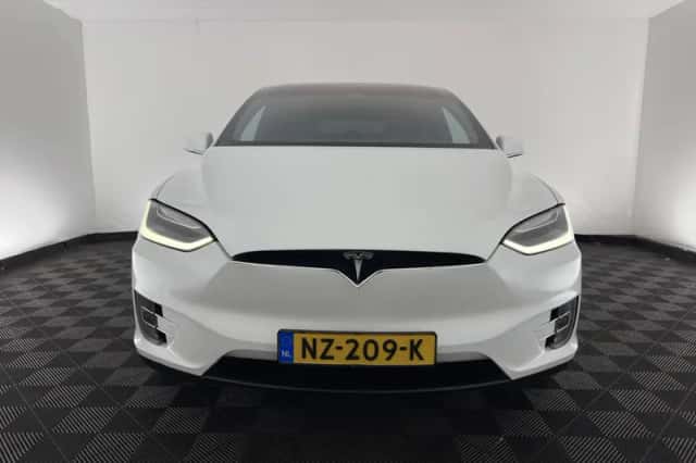 Tesla Model X (2017) thumbnail 2