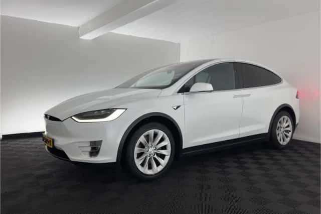 Tesla Model X (2017) thumbnail 3