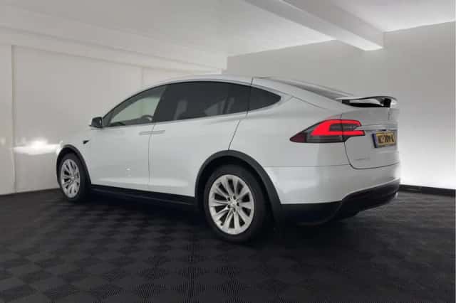 Tesla Model X (2017) thumbnail 4
