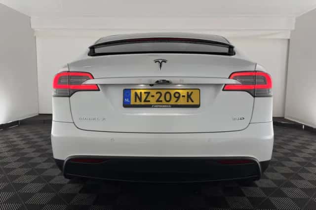 Tesla Model X (2017) thumbnail 5