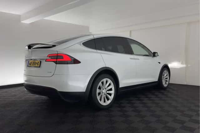 Tesla Model X (2017) thumbnail 6