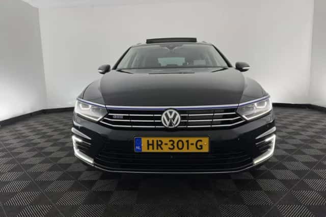 Volkswagen Passat (2015) thumbnail 3