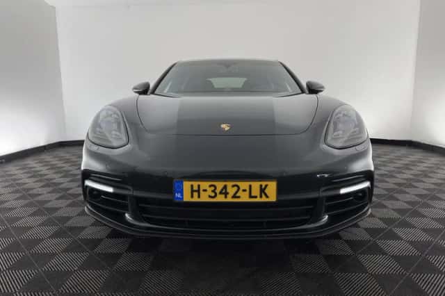 Porsche Panamera (2018) thumbnail 3