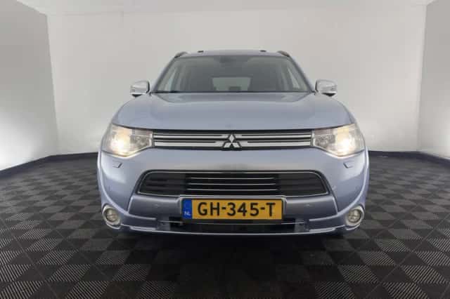 Mitsubishi Outlander (2015) thumbnail 3