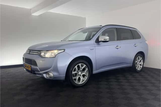 Mitsubishi Outlander (2015) thumbnail 4