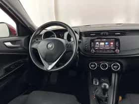 Alfa Romeo Giulietta (2016) thumbnail 8
