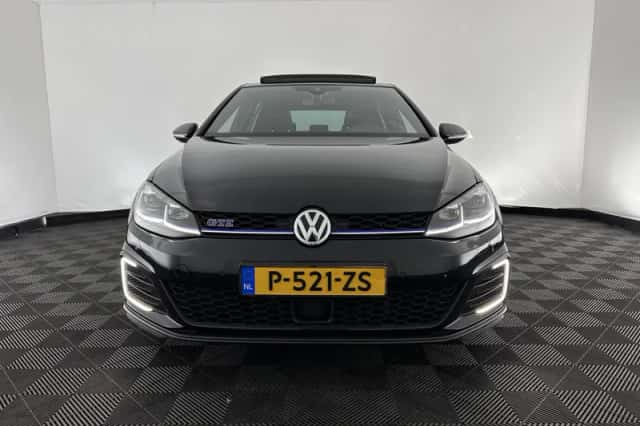 Volkswagen Golf (2018) thumbnail 3