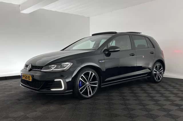 Volkswagen Golf (2018) thumbnail 4
