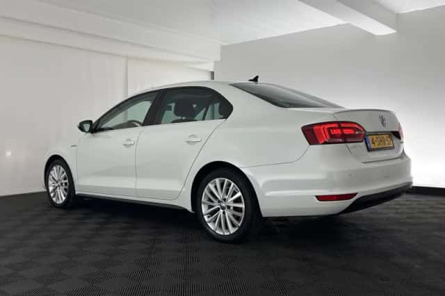 Volkswagen Jetta (2013) thumbnail 5