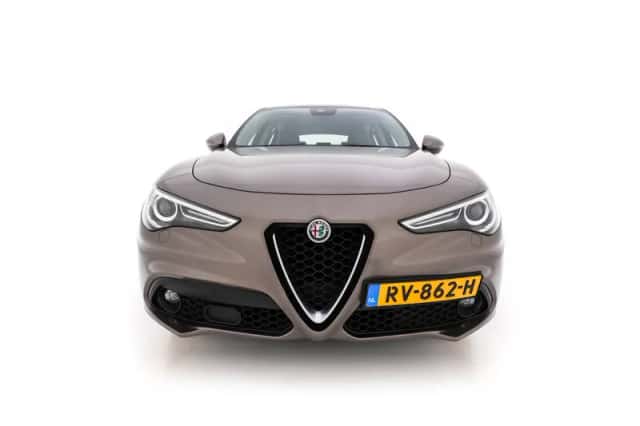 Alfa Romeo Stelvio (2018) thumbnail 2