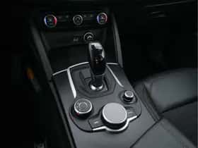 Alfa Romeo Stelvio (2018) thumbnail 17