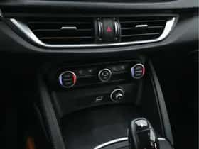 Alfa Romeo Stelvio (2018) thumbnail 18