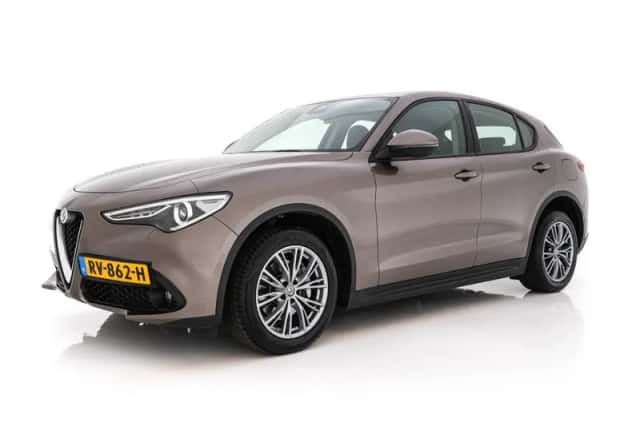 Alfa Romeo Stelvio (2018) thumbnail 3