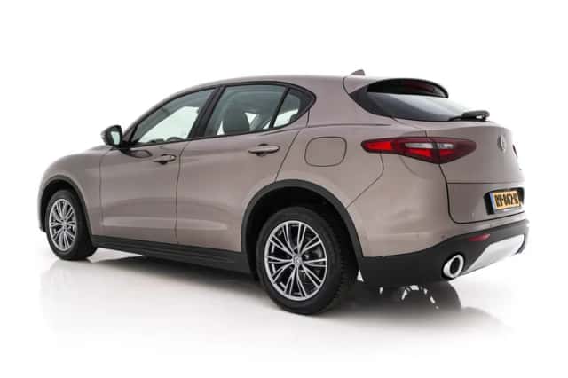 Alfa Romeo Stelvio (2018) thumbnail 4
