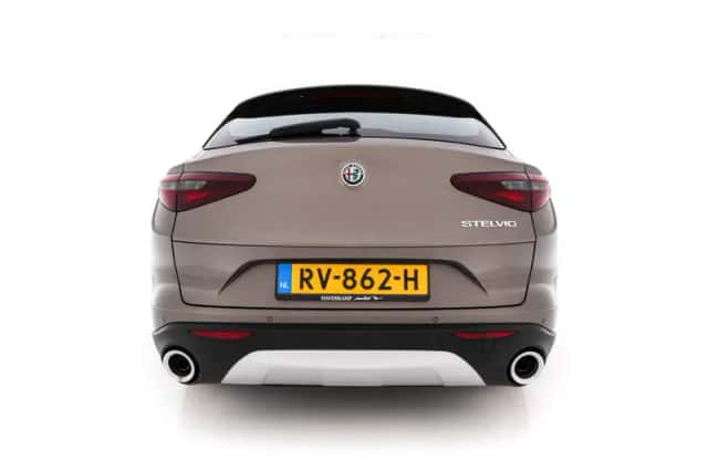Alfa Romeo Stelvio (2018) thumbnail 5