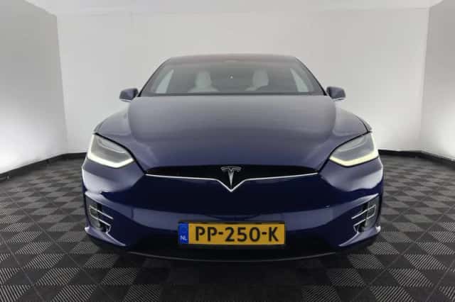 Tesla Model X (2017) thumbnail 3