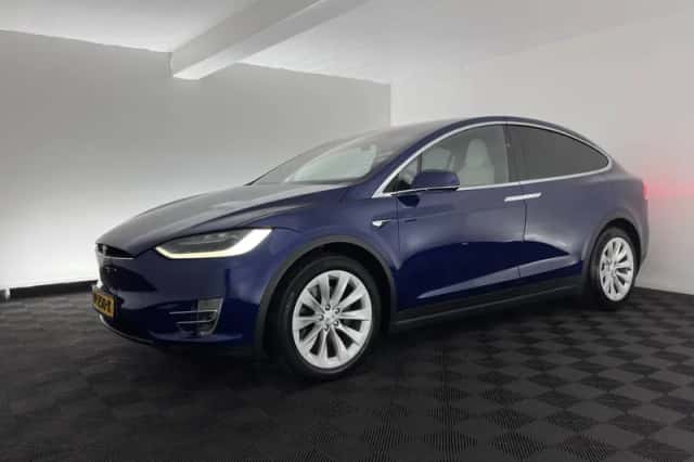 Tesla Model X (2017) thumbnail 4