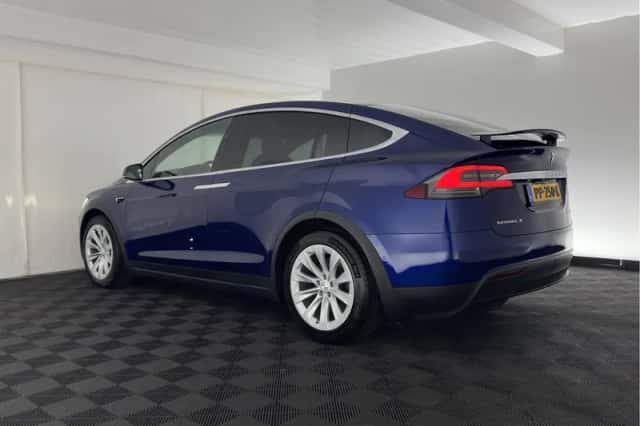 Tesla Model X (2017) thumbnail 5