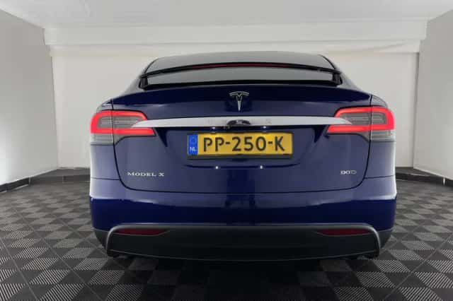 Tesla Model X (2017) thumbnail 6