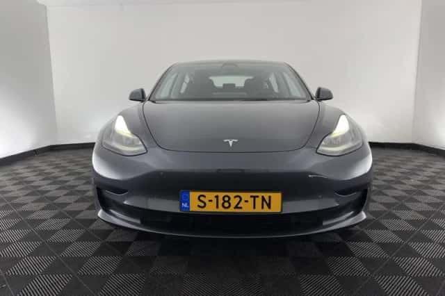 Tesla Model 3 (2023) thumbnail 3