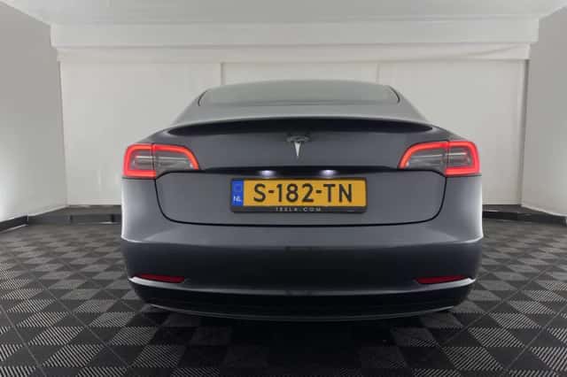 Tesla Model 3 (2023) thumbnail 6