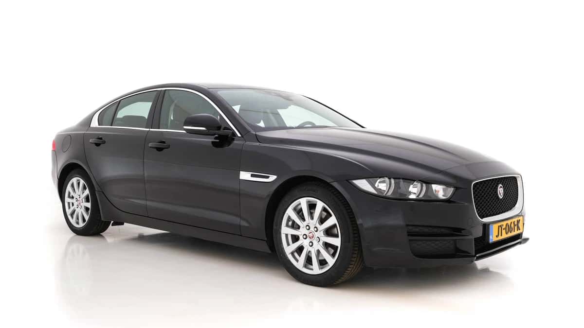 Jaguar XE — foto 1