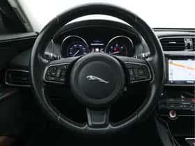 Jaguar XE thumbnail 17