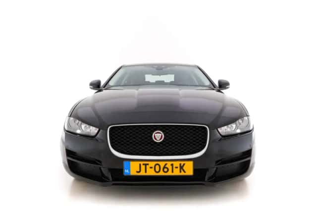 Jaguar XE (2016) thumbnail 3