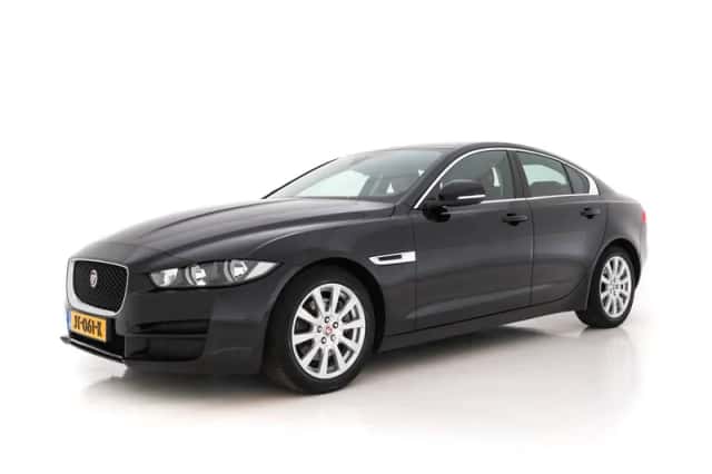 Jaguar XE (2016) thumbnail 4