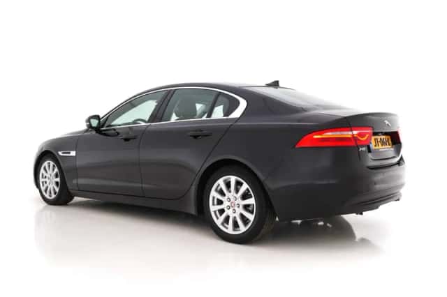 Jaguar XE (2016) thumbnail 5
