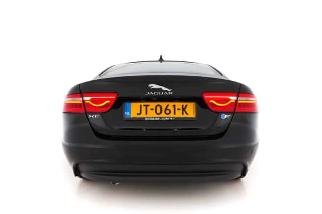 Jaguar XE (2016) thumbnail 6