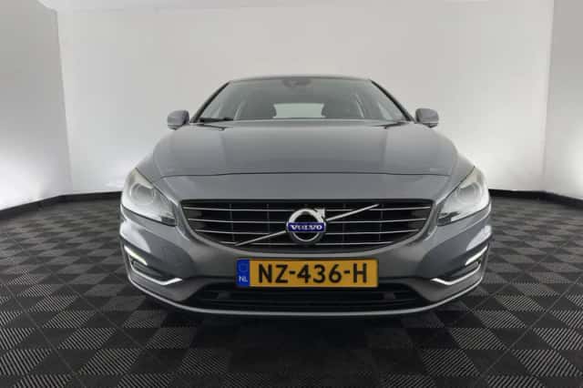 Volvo V60 (2016) thumbnail 3